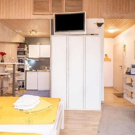 B Und E Roeck Apartment